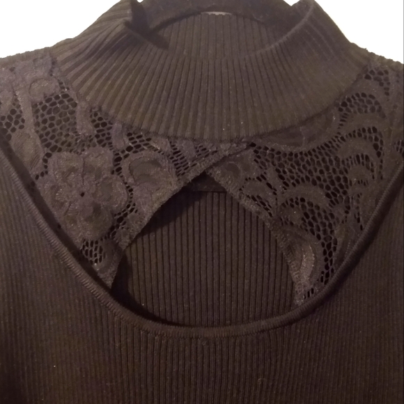 Absolutely FAMOUS black cutout turtleneck lace sleeve top size Small - Picture 2 of 6